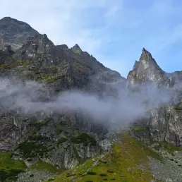 wyjscie-na-mnicha-mnich-z-przewodnikiem-przewodnikami-tatrzanskimi