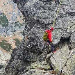 wyjscie-na-mnicha-mnich-z-przewodnikiem