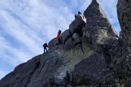 wyjscie-na-mnicha-mnich-z-przewodnikiem